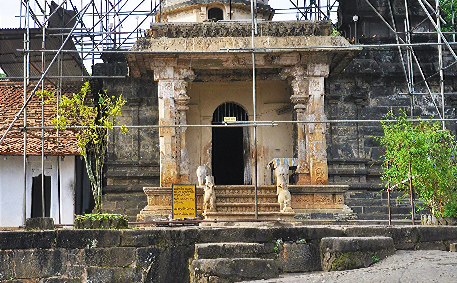 Gadaladeniya Viharaya
